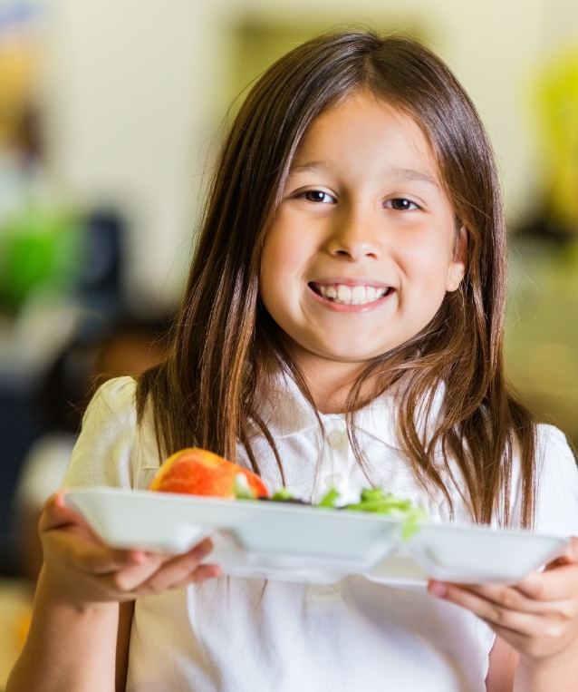 Cantine dans les écoles fille avec son répas